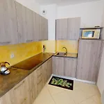 Apartment 2p Central, Terrasse, Parking, Piscine - - Fr-1-196-363