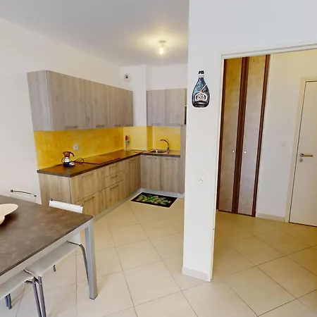 2p Central, Terrasse, Parking, Piscine - - Fr-1-196-363 *