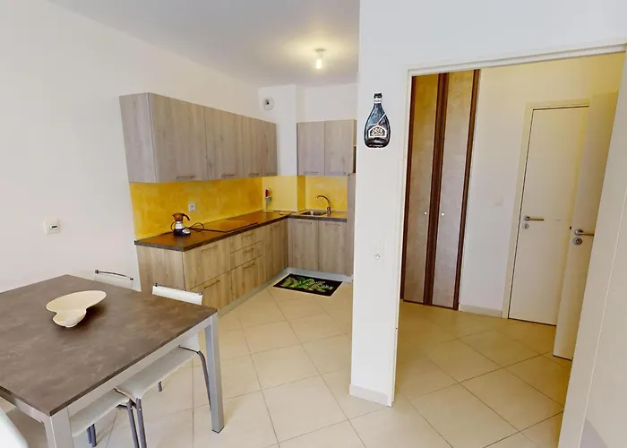 2p Central, Terrasse, Parking, Piscine - - Fr-1-196-363 *